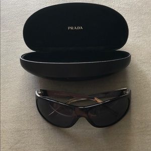 Prada sunglasses 🕶 with case